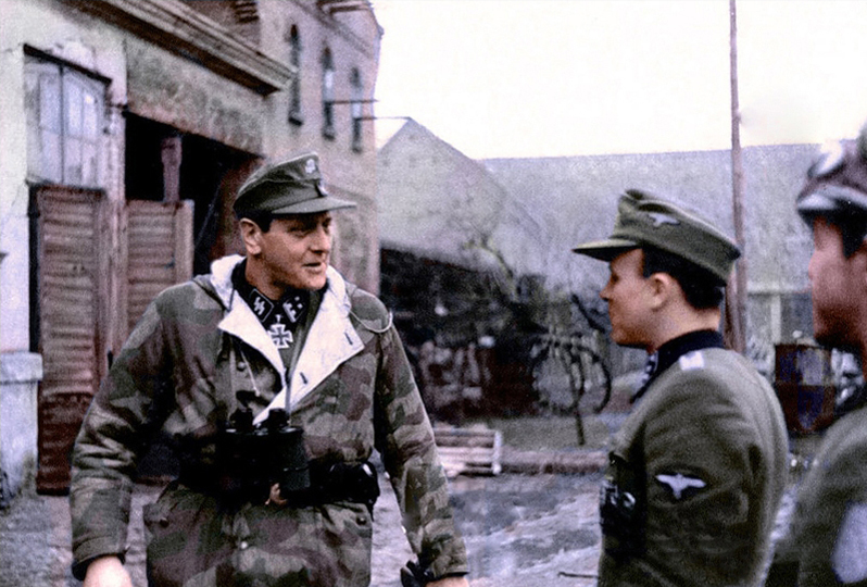 Bundesarchiv_Bild_183-R81453,_SS-Obersturmbannführer_Otto_Skorzeny_an_der_Oder_Recolored