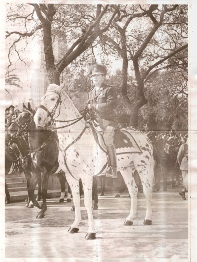 Perón_montado_a_caballo_stitched
