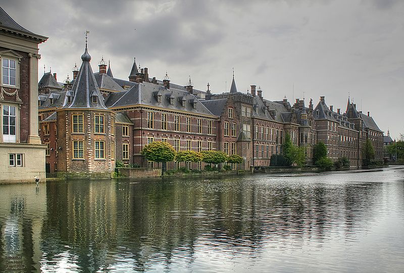 Binnenhof_met_Hofvijver_en_torentje_(Den_Haag)_-_panoramio