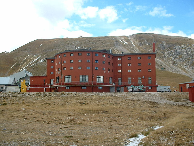 800px-Campo_Imperatore_Hotel